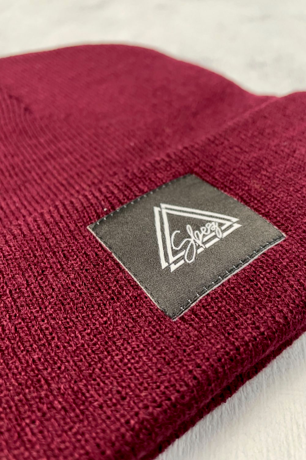 Streetwear-italiano-snapback-beanie-hoodie-T-shirt-Oversized-Uomo-Donna-SBEZ-urban-style-street-stile-brand-abbigliamento-beanie-bordeaux-logo-3