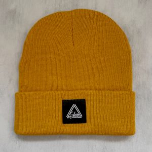 Streetwear-italiano-snapback-beanie-hoodie-T-shirt-Oversized-Uomo-Donna-SBEZ-urban-style-street-stile-brand-abbigliamento-beanie-mostarda-logo-