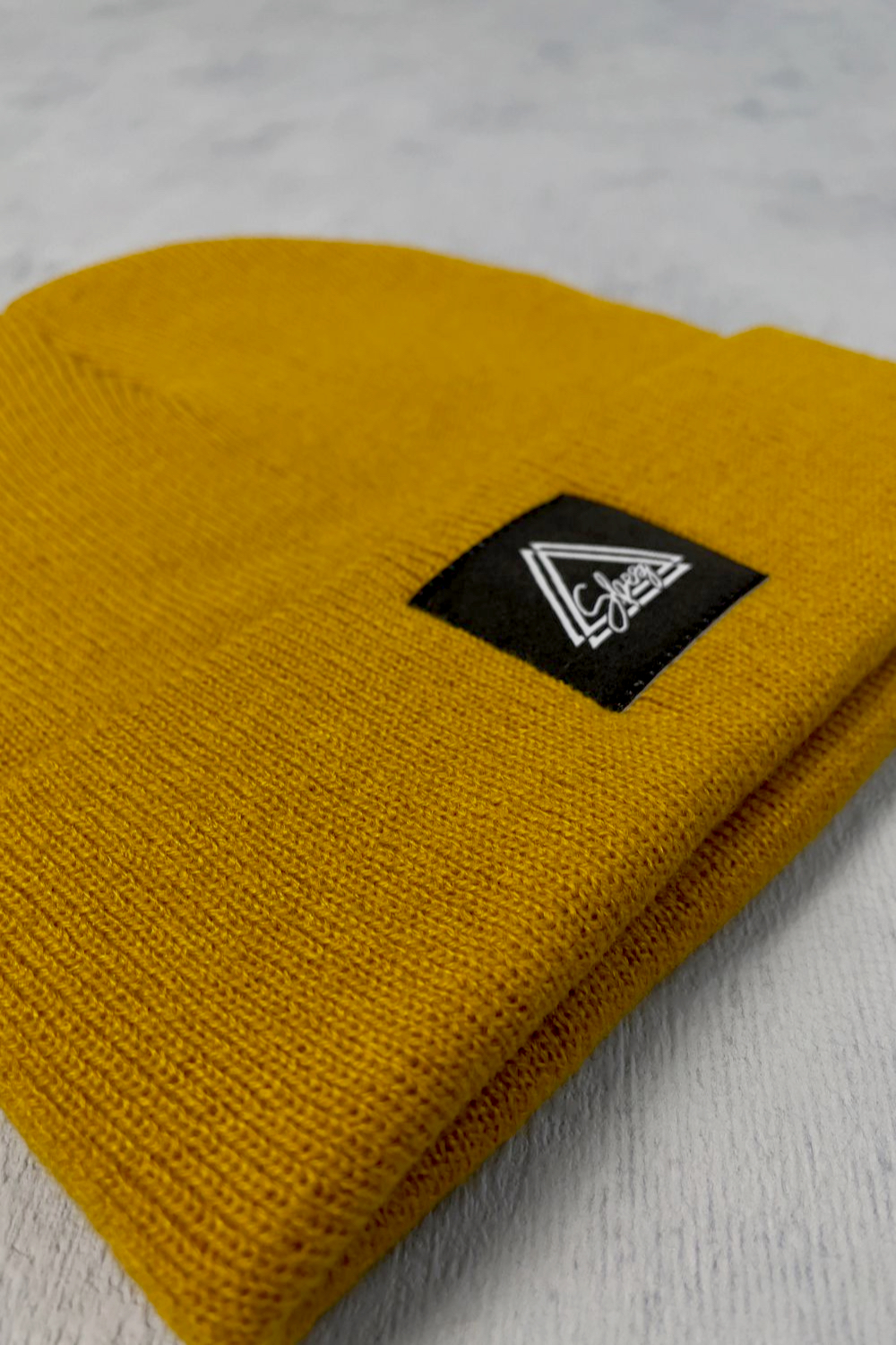 Streetwear-italiano-snapback-beanie-hoodie-T-shirt-Oversized-Uomo-Donna-SBEZ-urban-style-street-stile-brand-abbigliamento-beanie-mostarda-logo-2