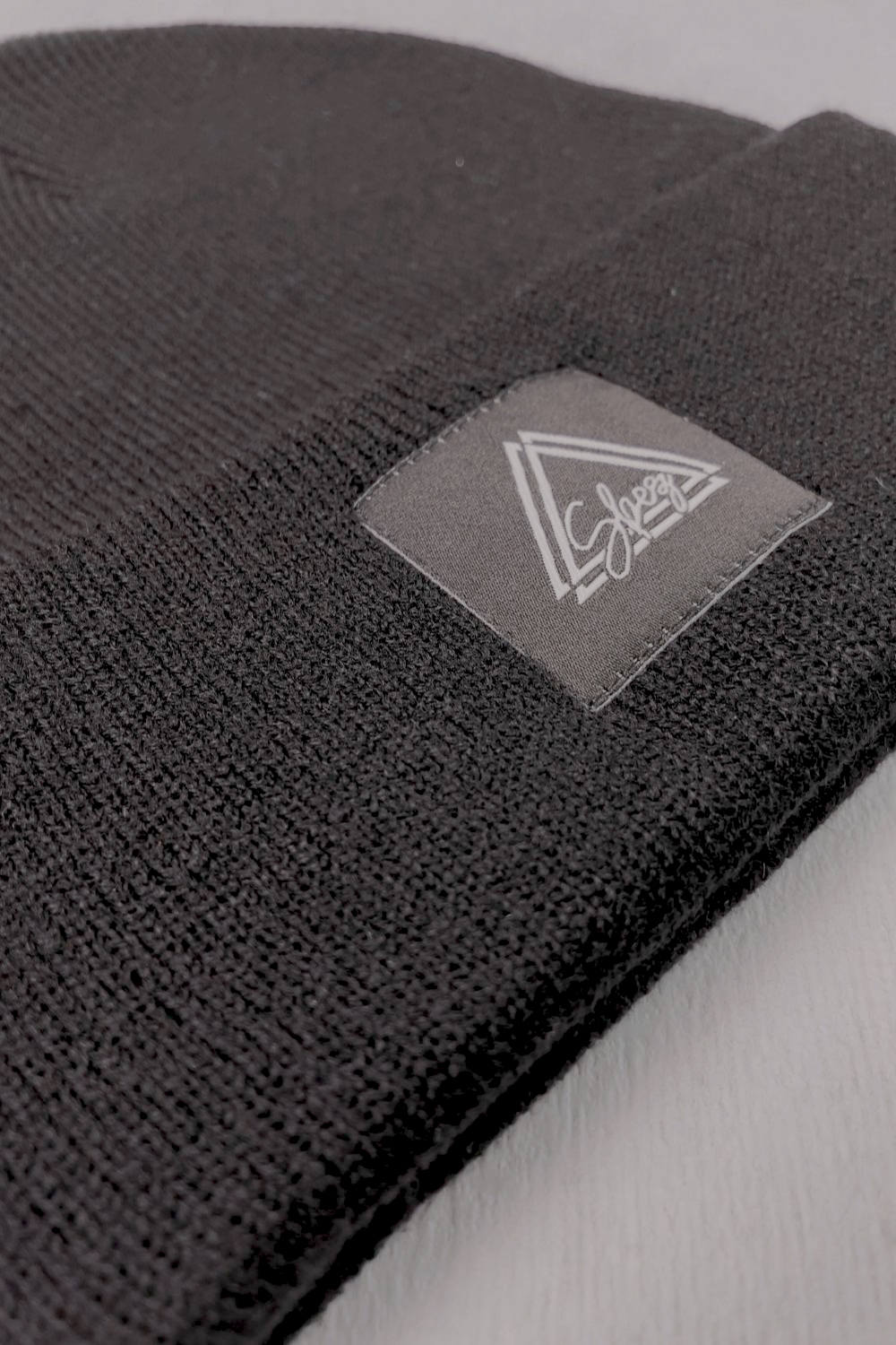Streetwear-italiano-snapback-beanie-hoodie-T-shirt-Oversized-Uomo-Donna-SBEZ-urban-style-street-stile-brand-abbigliamento-beanie-nero-logo-2