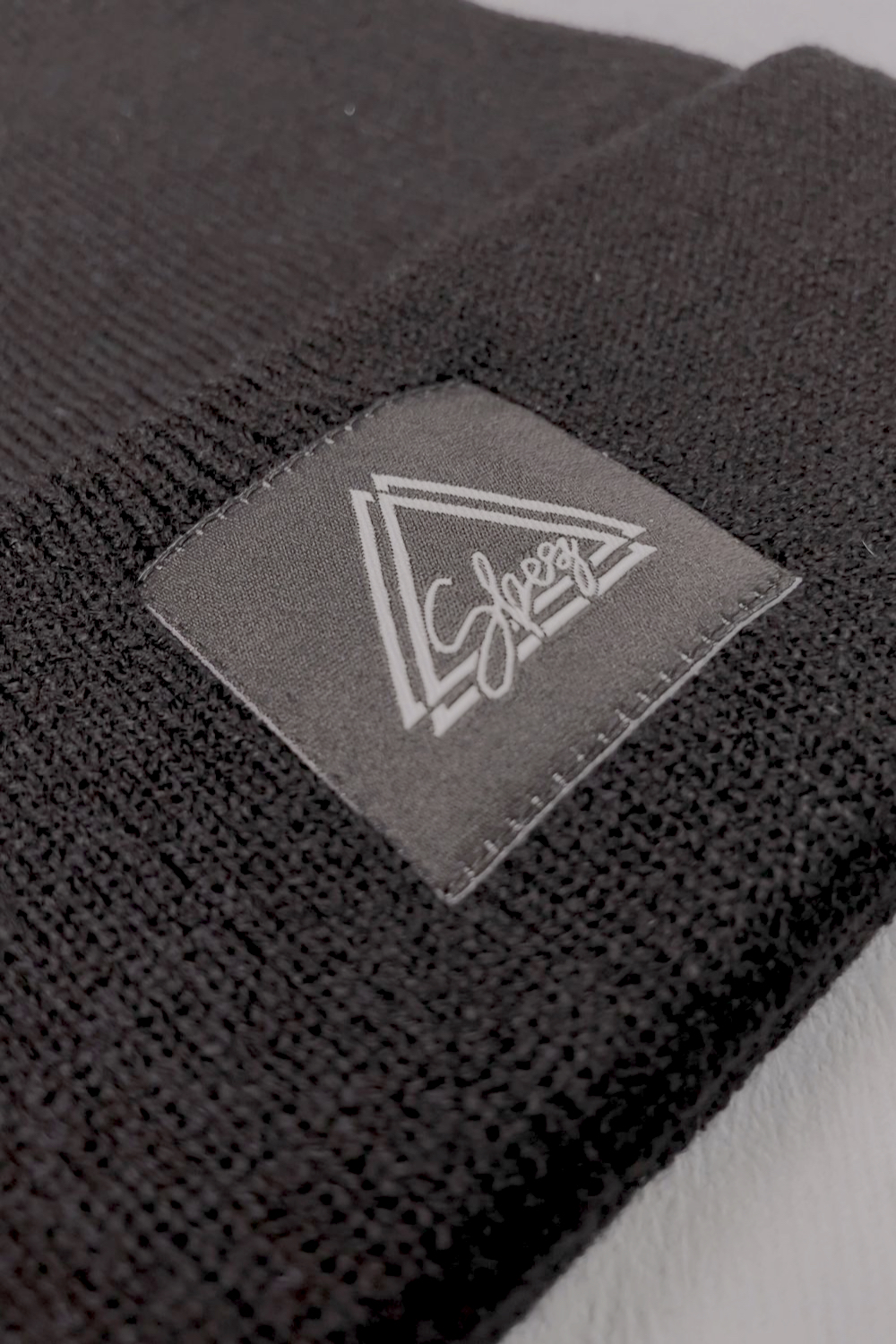Streetwear-italiano-snapback-beanie-hoodie-T-shirt-Oversized-Uomo-Donna-SBEZ-urban-style-street-stile-brand-abbigliamento-beanie-nero-logo-3
