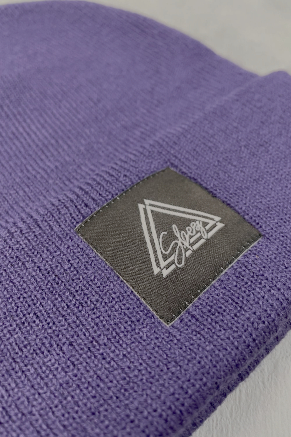 Streetwear-italiano-snapback-beanie-hoodie-T-shirt-Oversized-Uomo-Donna-SBEZ-urban-style-street-stile-brand-abbigliamento-beanie-viola-logo-3