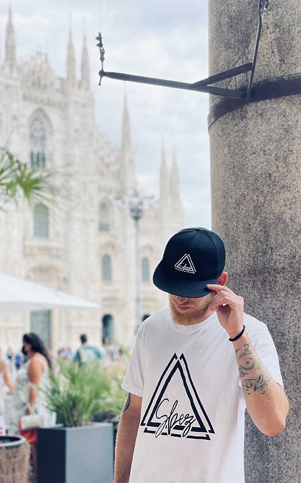 Abbigliamento da strada street wear e da skate | T-shirt street one, magliette, vestiti, cappellini street style marchio triangolo | immagine i contatti di Sbez