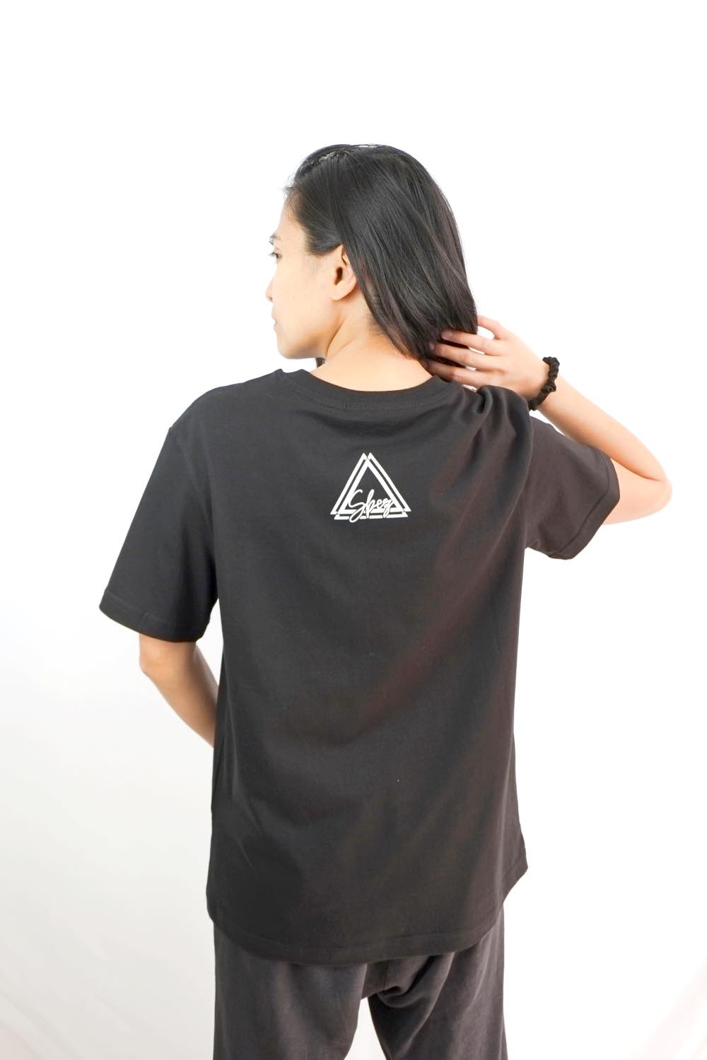 Abbigliamento da strada street wear e da skate | T-shirt street one, magliette, vestiti, cappellini street style marchio triangolo | immagine t-shirt-the best nera donna-r