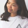 Abbigliamento da strada street wear e da skate | T-shirt street one, magliette, vestiti, cappellini street style marchio triangolo | immagine t-shirt La classica bianca donna