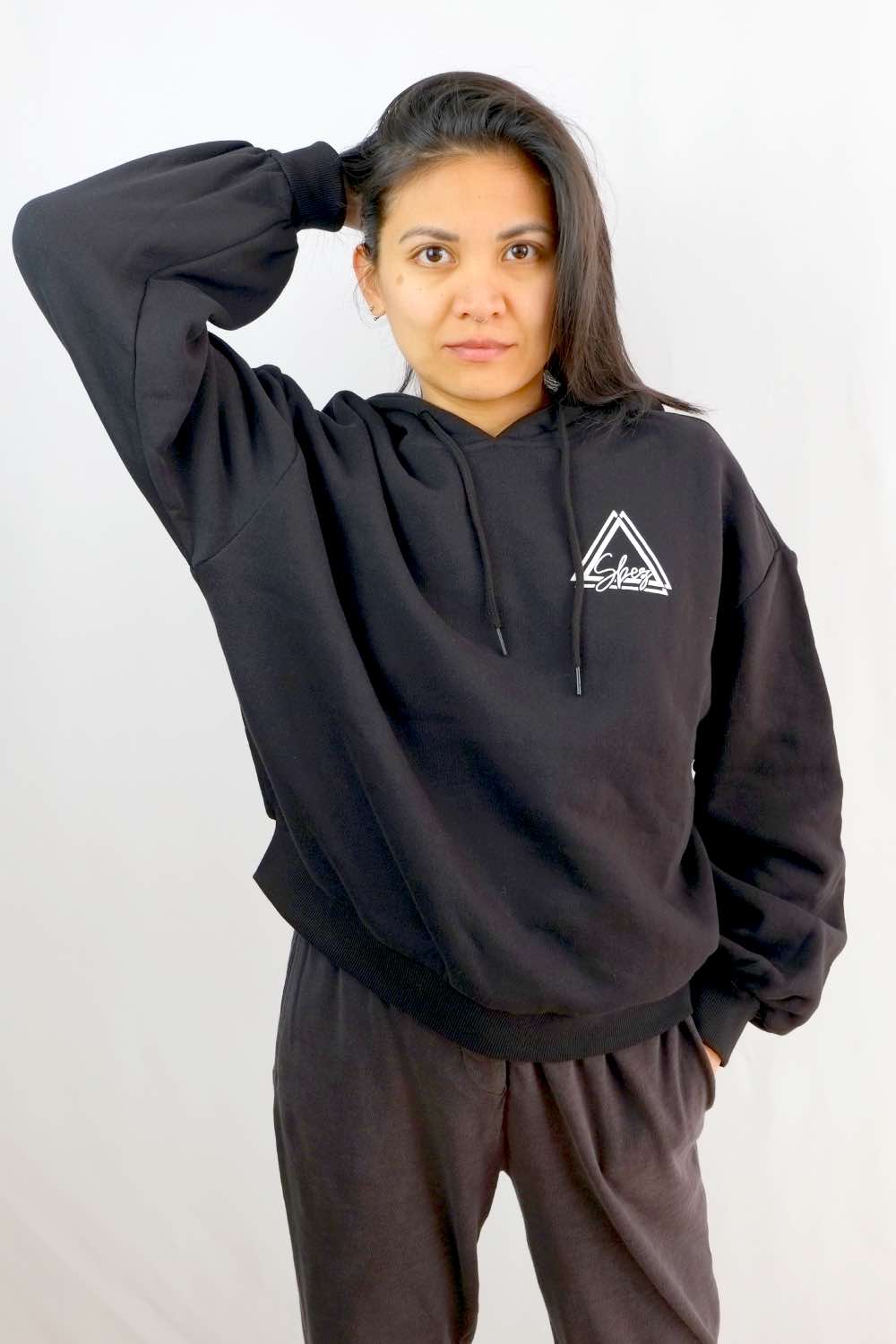 Abbigliamento da strada street wear e da skate | T-shirt street one, magliette, vestiti, cappellini street style marchio triangolo | immagine-felpa-cappucio-La classica-nera-donna-2