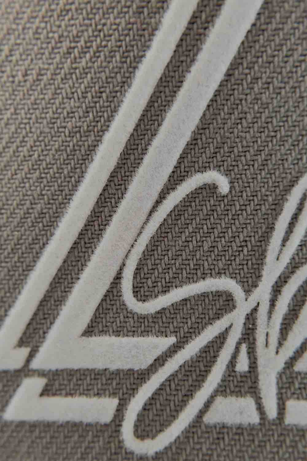 Streetwear-italiano-snapback-beanie-hoodie-T-shirt-Oversized-Uomo-Donna-SBEZ-urban-style-hiphop-old-school-vibes-stile-brand-abbigliamento-foto-macro-logo-floccato-2-grigio.jpg