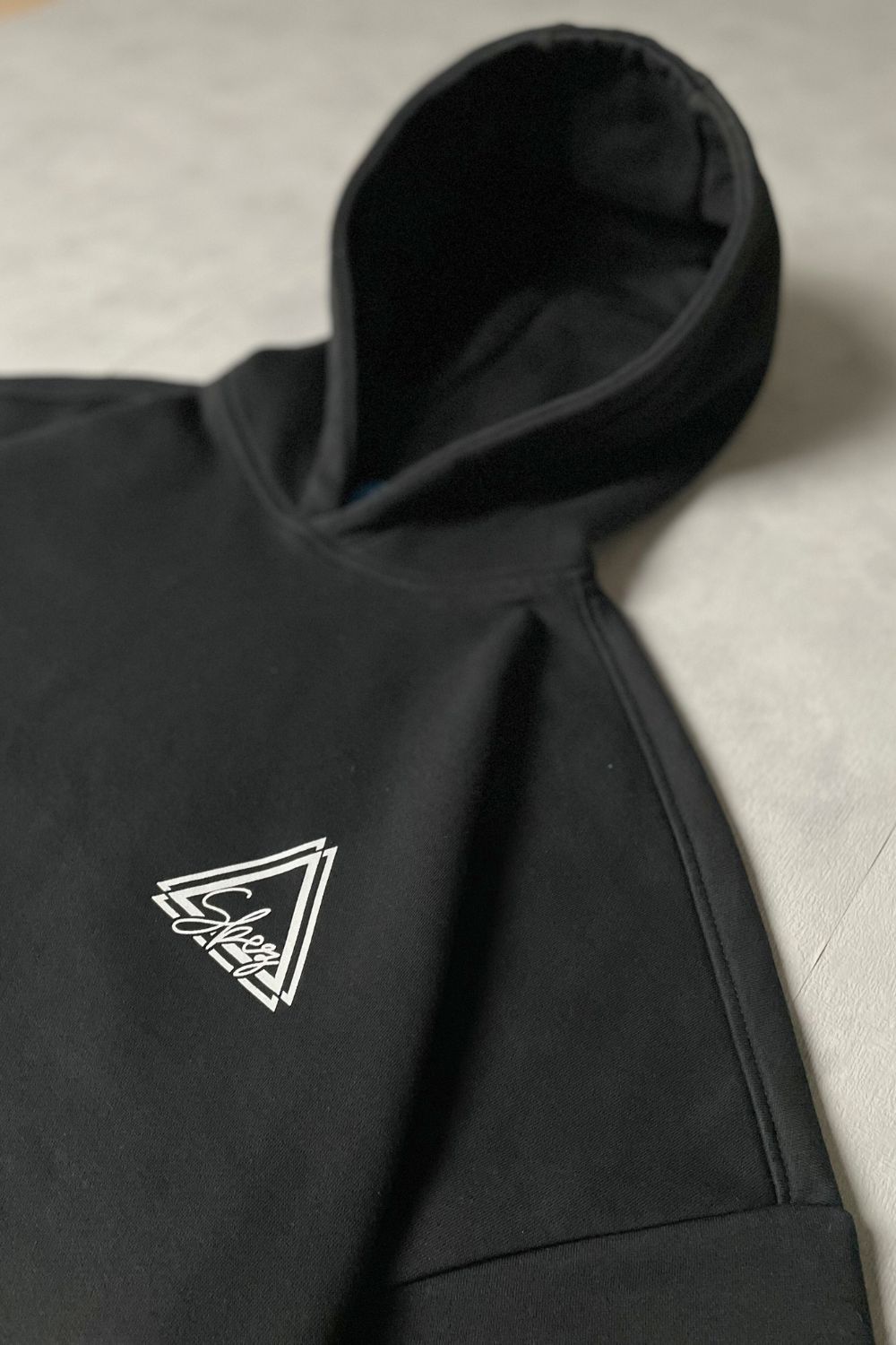 Streetwear-italiano-snapback-beanie-hoodie-T-shirt-Oversized-Uomo-Donna-SBEZ-urban-style-street-stile-brand-abbigliamento-hoodie-dettagio-la-classica-sbez-5