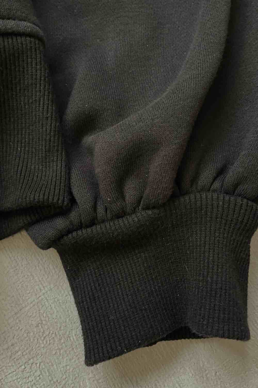 Streetwear-italiano-snapback-beanie-hoodie-T-shirt-Oversized-Uomo-Donna-SBEZ-urban-style-street-stile-brand-abbigliamento-hoodie-crop-laclassica-sbez-dettaglio-manica.jpg