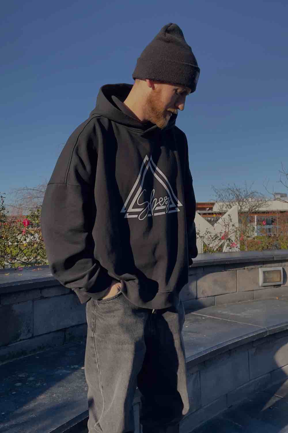 Streetwear-italiano-snapback-beanie-hoodie-T-shirt-Oversized-Uomo-Donna-SBEZ-urban-style-street-stile-brand-abbigliamento-hoodie-dettagio-thtbest-sbez-fotostreet.jpg